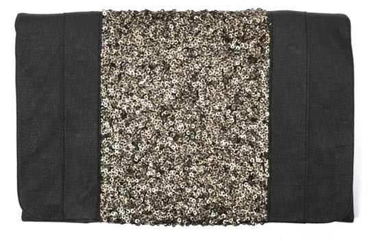 Adornos-en-bolso-negro-de-mujer