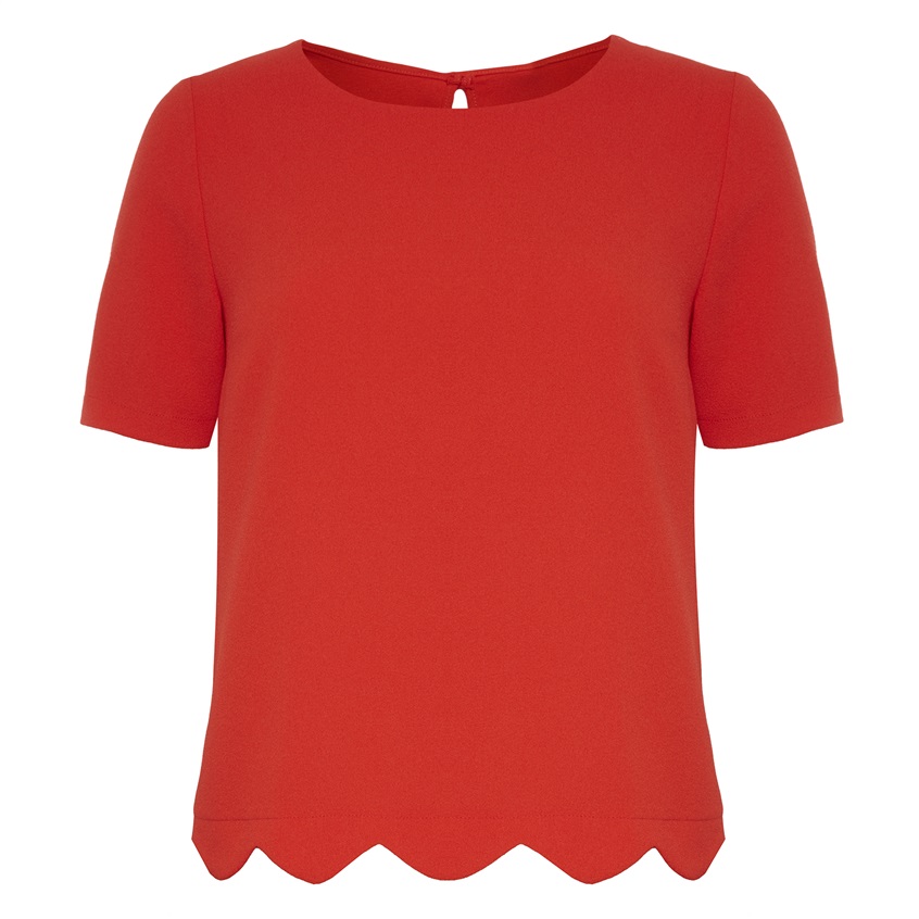 Camiseta roja con bajo festoneado